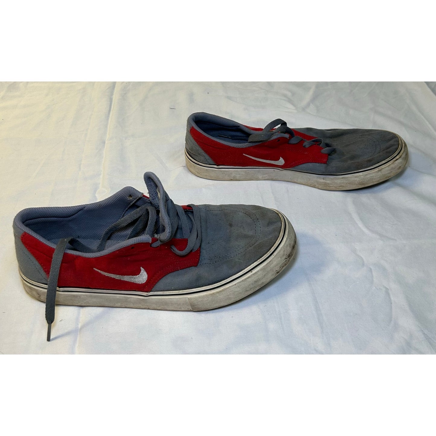 Vintage Nike Mens SB Clutch Gray and Red Running Shoes Lace Up Low Top US Size 9.5