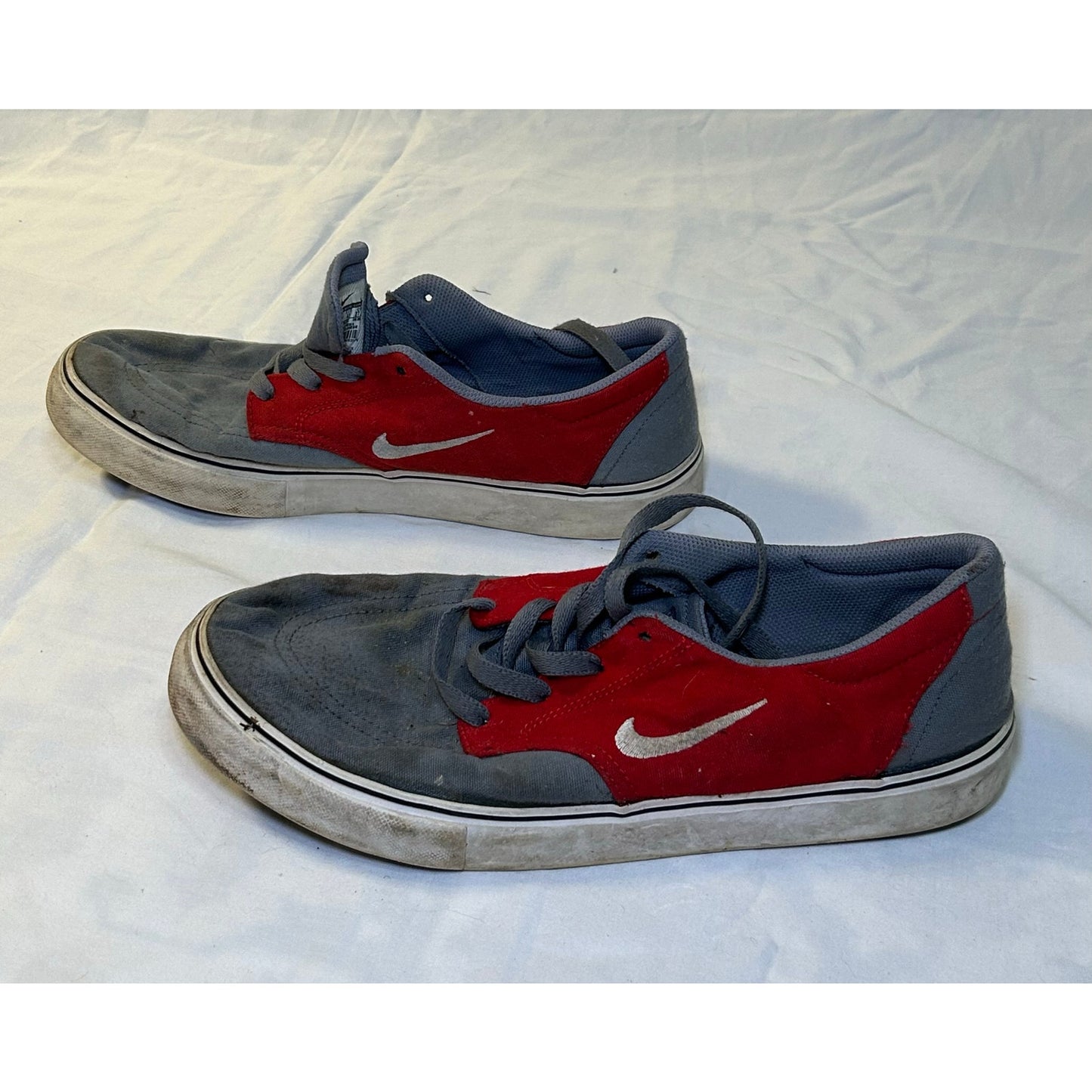 Vintage Nike Mens SB Clutch Gray and Red Running Shoes Lace Up Low Top US Size 9.5