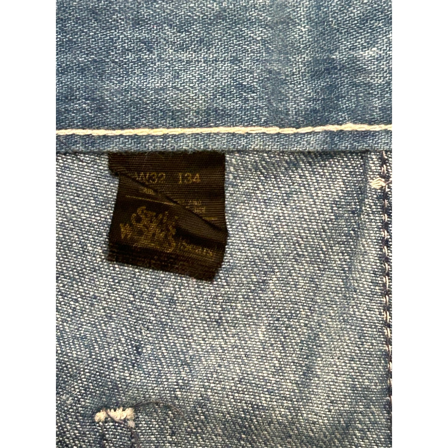 Retro Revival: Classic Men’s 32x32 Denim with a Vintage Flare