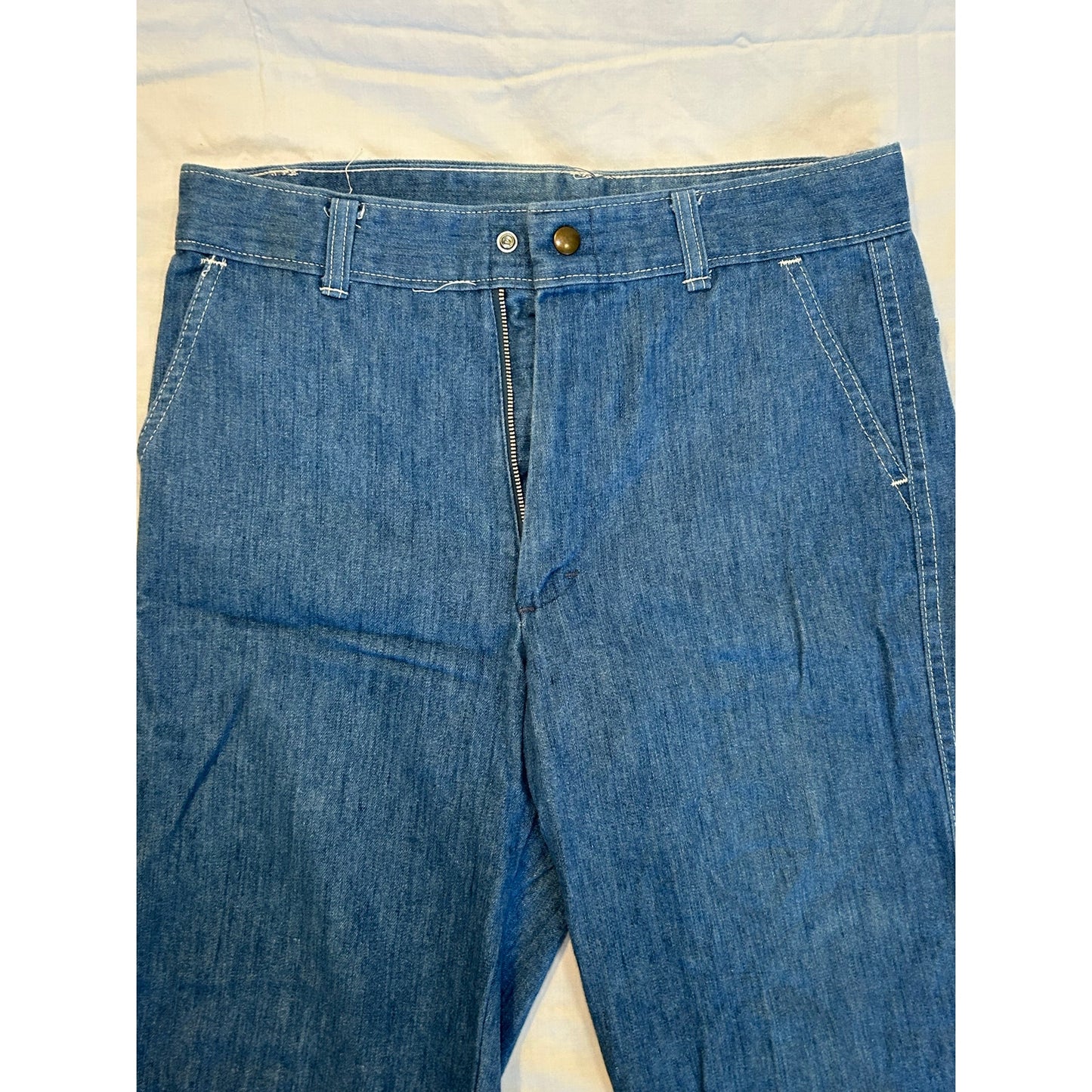 Retro Revival: Classic Men’s 32x32 Denim with a Vintage Flare